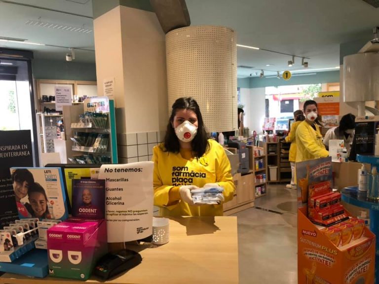 L’Ajuntament reparteix mascaretes de protecció entre el personal farmacèutic