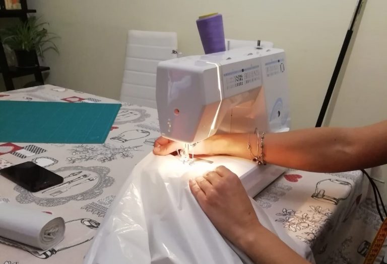 La xarxa de voluntariat de Martorell comença a elaborar bates d’un sol ús