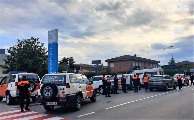 Els voluntaris de Protecció Civil homenatgen el personal sanitari i la població confinada
