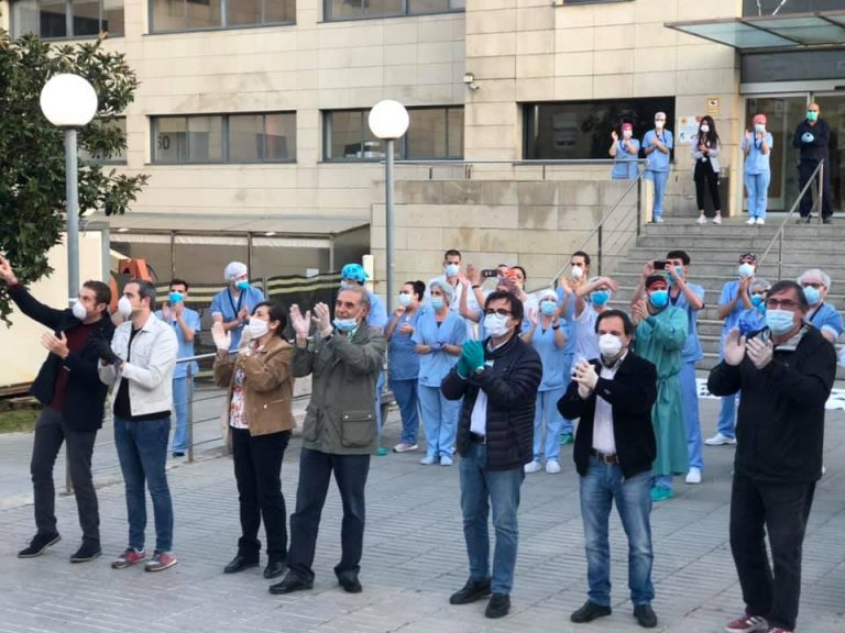 Els alcaldes del Baix Llobregat Nord reten homenatge al personal sanitari