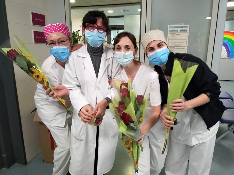 La Diada de Sant Jordi arriba també als hospitals, residències i farmàcies de Martorell