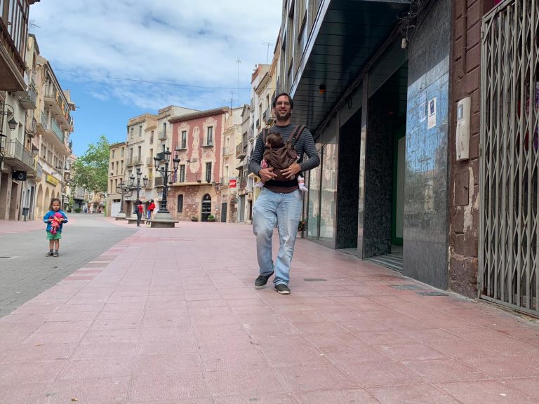 Els nens i nenes fins a 14 anys poden sortir de casa amb limitacions, a partir de diumenge