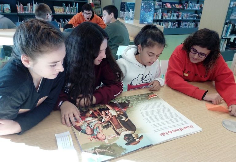 La Biblioteca proposa als infants una plataforma per llegir llibres i decidir el seu argument