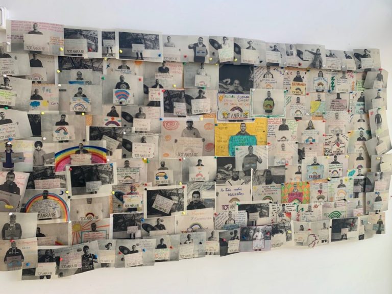 Dos grans murals donen la benvinguda a l’entrada de la FHSJDM amb missatges de suport i solidaritat