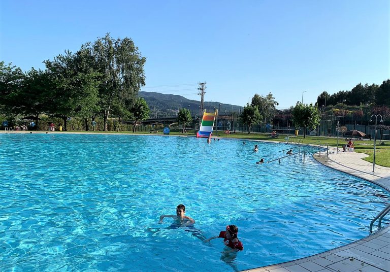 Unes 230 persones gaudeixen del primer dia de bany a la Piscina Municipal d’Estiu
