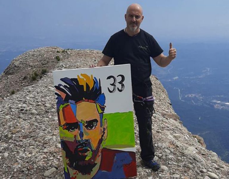 El martorellenc MARKUS D fa bo el repte de pintar Messi penjat d’una paret a Montserrat