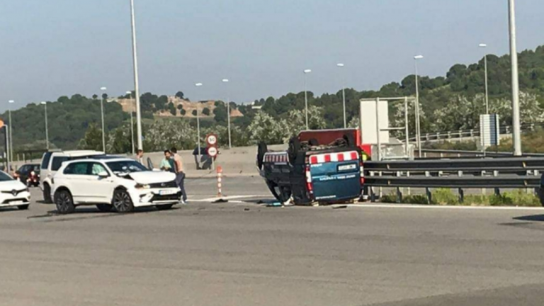 Accident al peatge de Martorell entre una furgoneta dels Mossos d’Esquadra i un turisme