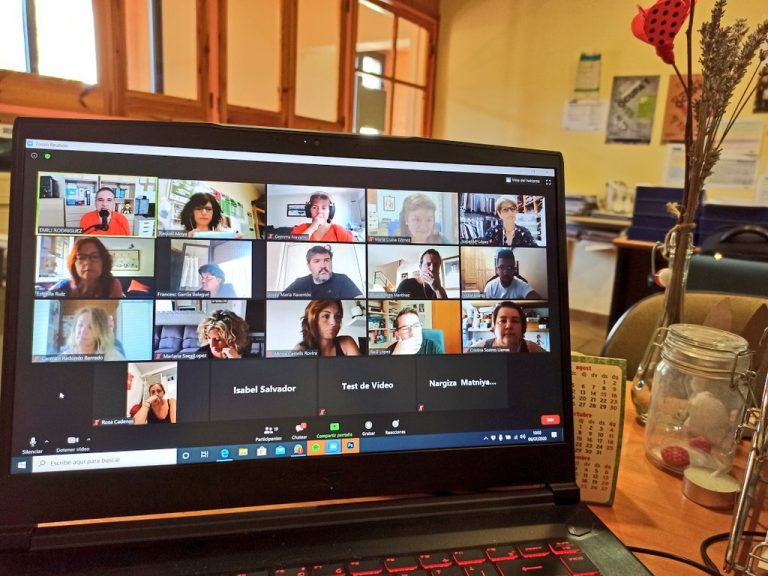Emprenedors i empreses impulsen els seus negocis a través de Facebook i WhatsApp