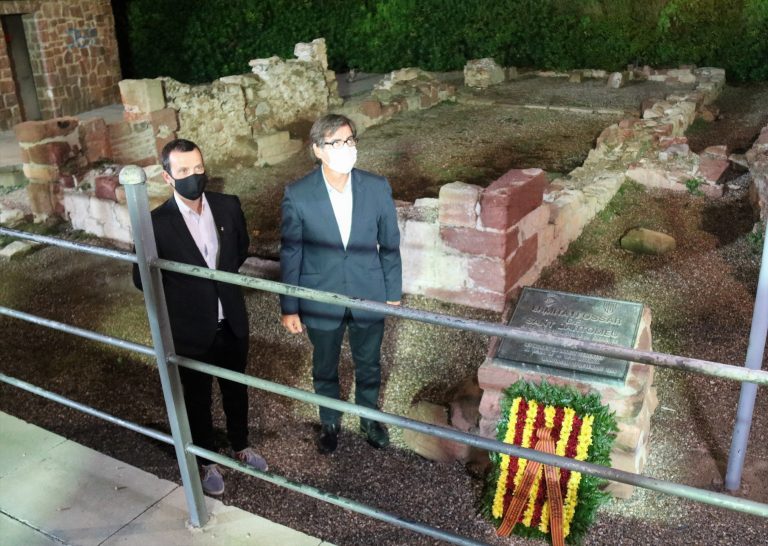 Ofrena floral al fossar de Sant Bartomeu per commemorar la Diada Nacional de Catalunya