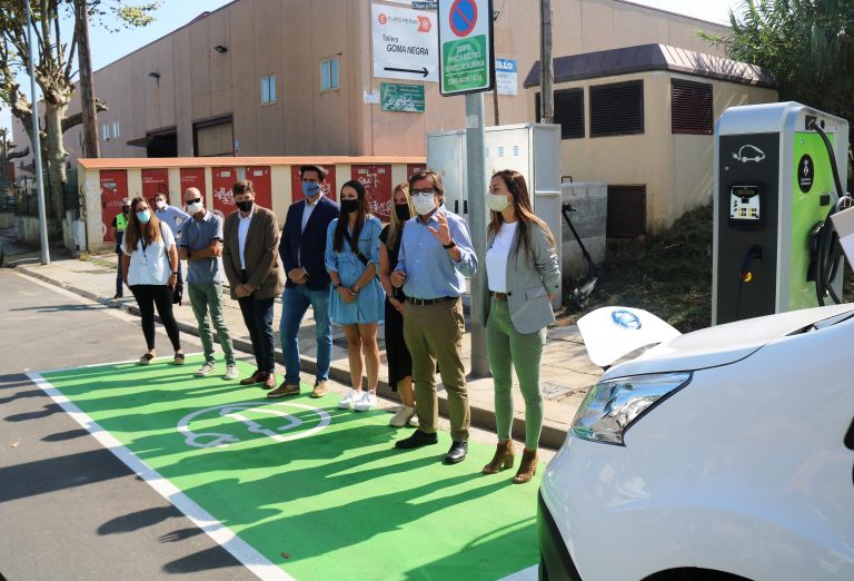 Presentats tres punts de recàrrega de vehicle elèctric i un nou furgó endollable de la Brigada Municipal