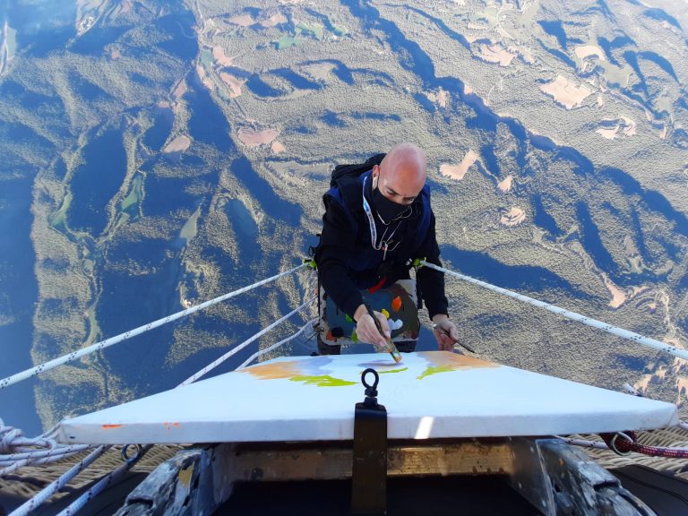 Markus D bat el rècord Guinness en pintura aèria i s’enlaira més enllà dels 2.200 metres