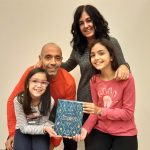 La Bruna i l'Ona -d'esquerra a dreta- acompanyades dels seus pares, el Xavi Estruch i la Montse Barne
