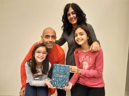 La Bruna i l’Ona Estruch, guanyadora i finalista d’un concurs per il·lustrar la darrera obra de JK Rowling La Bruna i l'Ona -d'esquerra a dreta- acompanyades dels seus pares, el Xavi Estruch i la Montse Barne