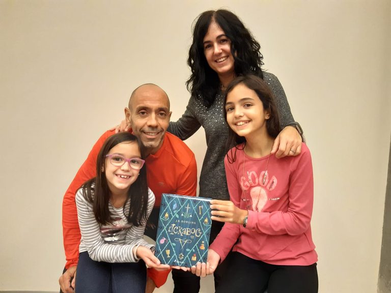 La Bruna i l’Ona Estruch, guanyadora i finalista d’un concurs per il·lustrar la darrera obra de JK Rowling