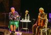 Anna Roig i Carles Belda posen a la venda el disc del recital ‘Passar-la bé’