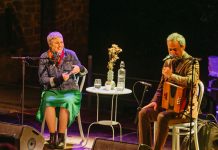 Anna Roig i Carles Belda posen a la venda el disc del recital ‘Passar-la bé’
