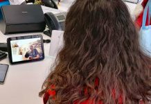 La Creu Roja del Baix Llobregat Nord reparteix una trentena de dispositius Alexa per combatre la soledat de gent gran