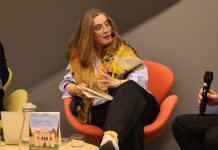 Anna Pagès Santacana ficciona la seva infància en una novel·la amb L’Enrajolada de fons