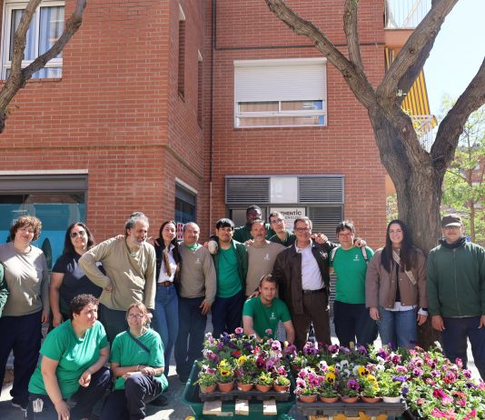 La campanya ‘Una casa, una flor’ reparteix 12.500 plantes per celebrar la primavera