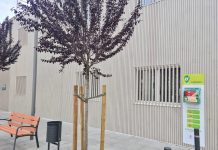 Nou desfibril·lador d’accés públic a la FHSJDM per reforçar la resposta davant emergències cardíaques