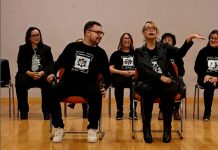 La companyia La Colla porta a escena una nova versió d”Hasta los tacones’, dissabte a El Progrés