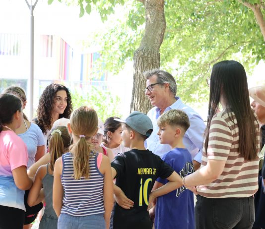 L’alcalde visita les activitats ‘Connecta’t a l’estiu’, que apleguen prop de 700 participants