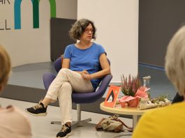 Carré-Pons presenta ‘La gran família’, llibre sobre dues germanes amb origen comú i vides diferents